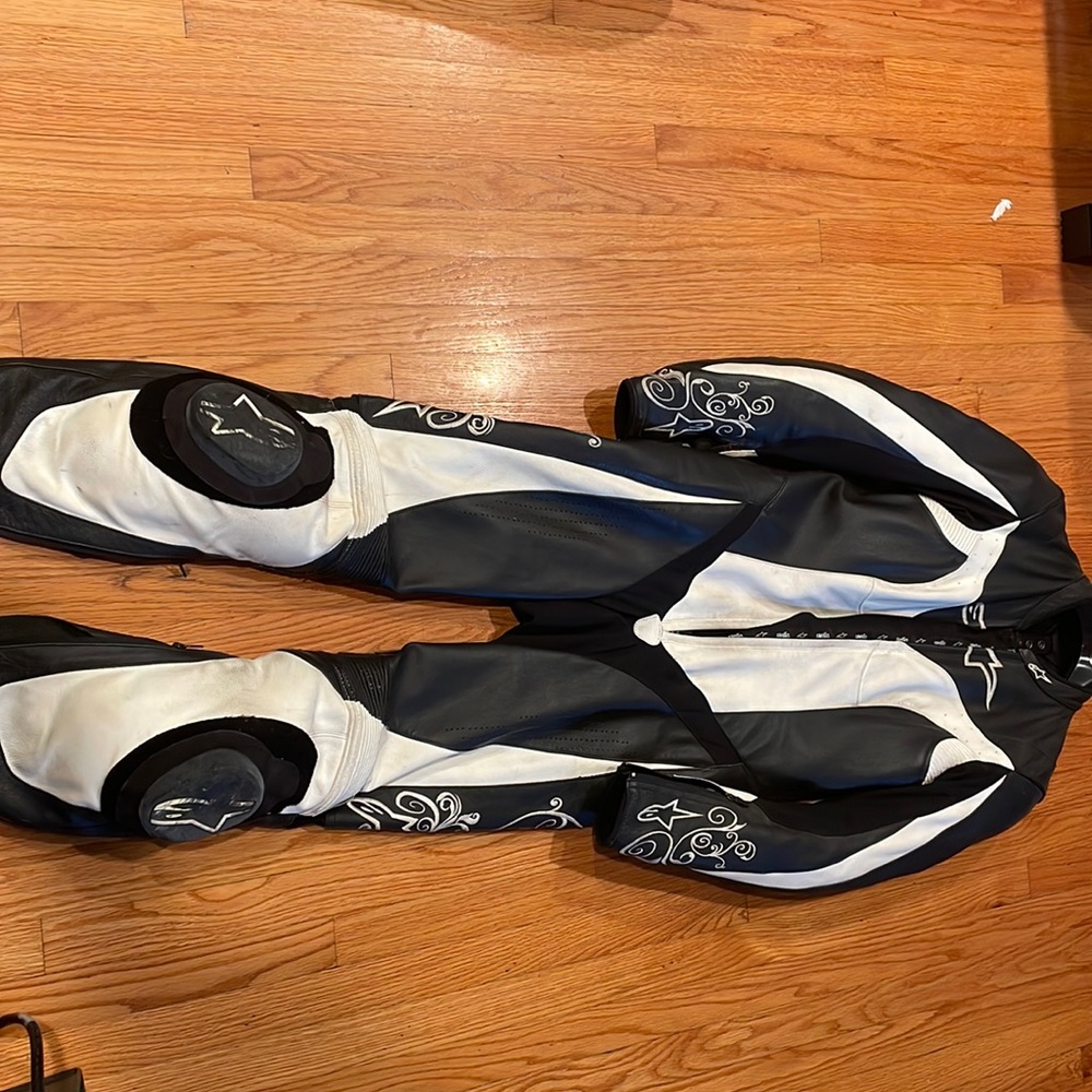 Girls Alpine Star. Worn >10x on track. 👌condition. Paid 1k. Im 5’3” 125lbs.